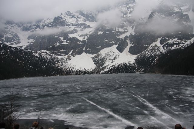 Morskie Oko w maju - skute lodem.