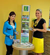 Aneta Legierska (z prawej) z Punktu Informacji Turystycznej w Istebnej prezentuje Puzzle.