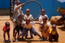 Fundacja Ekonomiczna Polska - Afryka Wschodnia - Dzieci z sąsiedztwa przy Centrum Aktywizacji Zawodowej w slumsie w Nairobi (Kenia)
