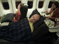 Kilka sprawdzonych sposobów na to, jak wyspać się w samolocie